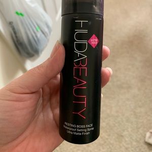 Huda setting spray